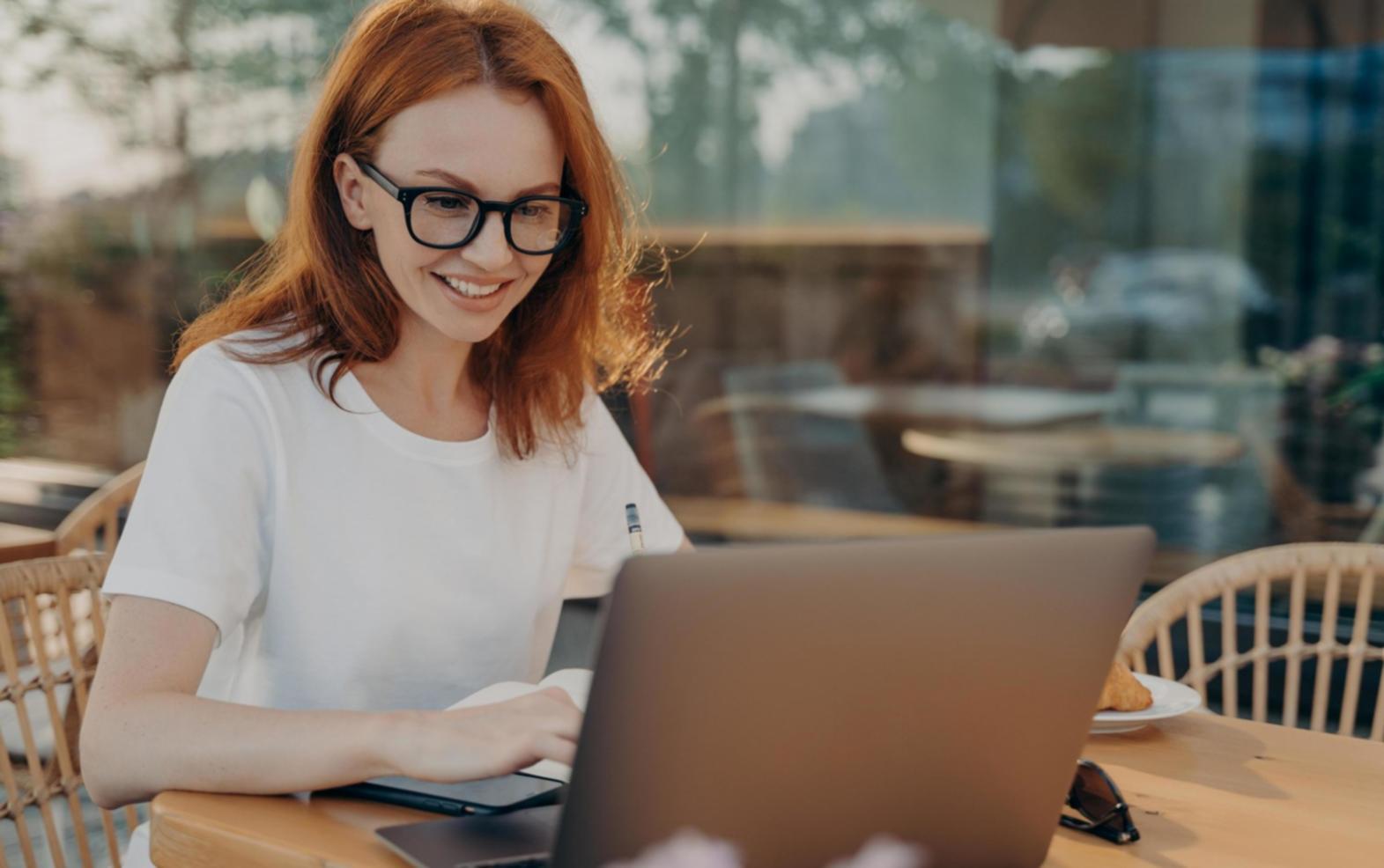 Participants travaillant ensemble sur des concepts stratégiques lors d'une session de formation interactive