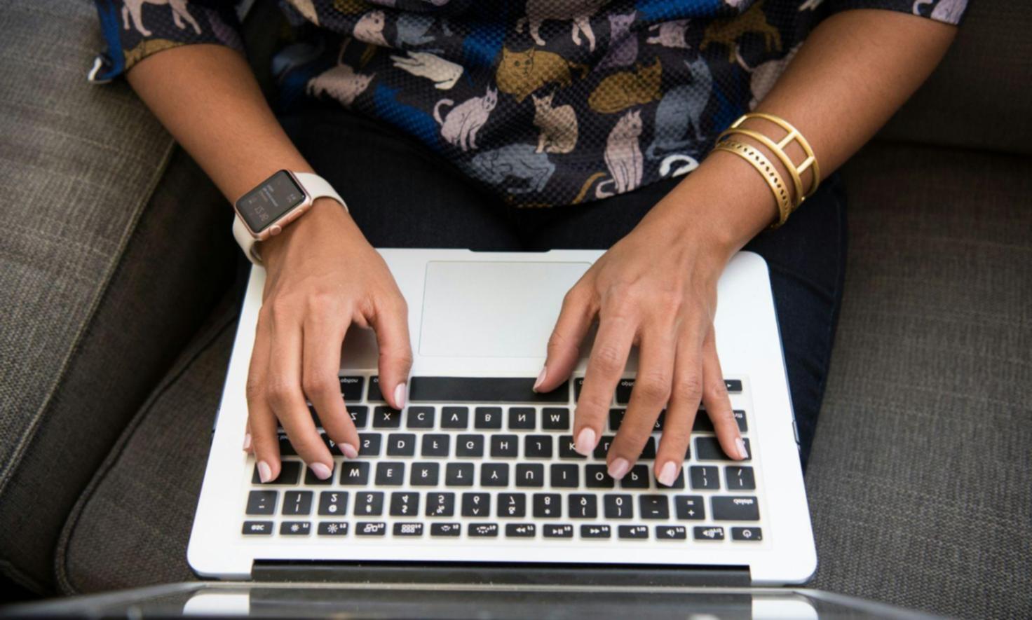 Séance de travail collaboratif où les participants analysent des études de cas réelles et partagent leurs réflexions